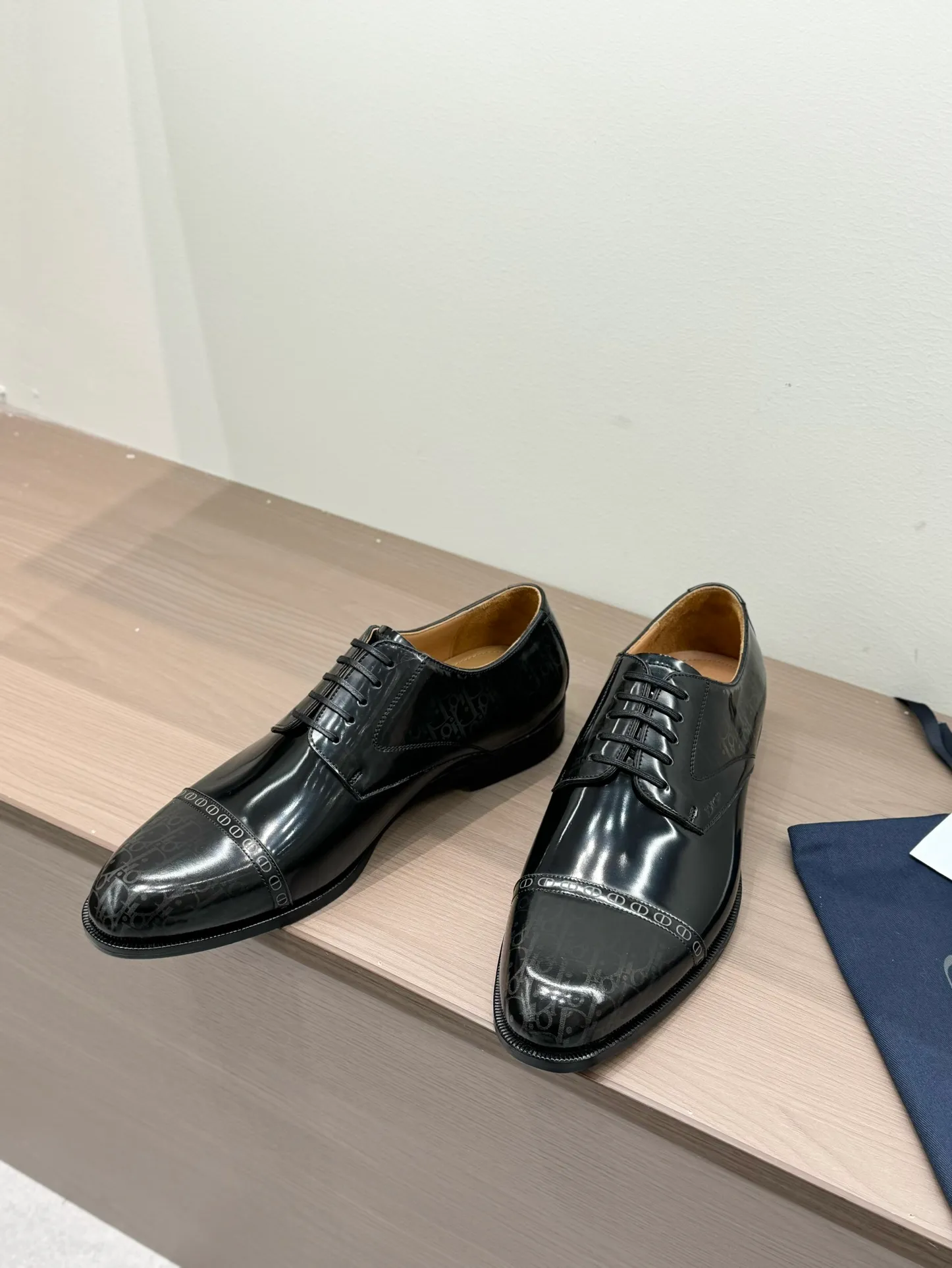 [Dior Dior] Top P: 960💰 Standard code 39-44 (38.45.46 custom-made, non-returnable and non-exchangeable) Dior Dior's latest high-end men's boutique casual leather shoes, imported cowhide upper, water-dyed cowhide lining, imported genuine leather outsole, perfect details, standard code 39-44 (38.45.46 custom-made, non-refundable and non-exchangeable),